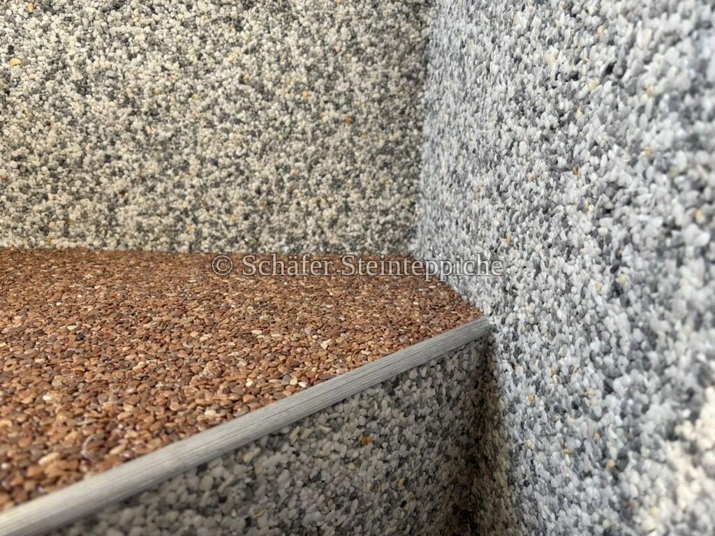 Eckdetail einer Treppenstufe in Grau- und Beigetönen