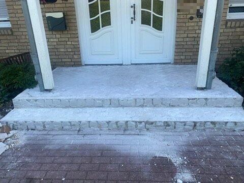 Vorher: unbehandelter, weißlicher Betonuntergrund des Eingangsbereichs